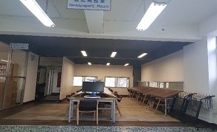 閱報桌椅、照明設備、地板