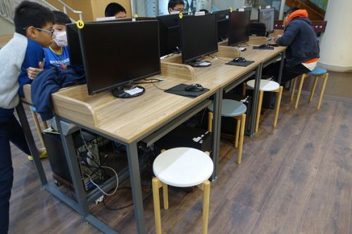 電腦桌椅區