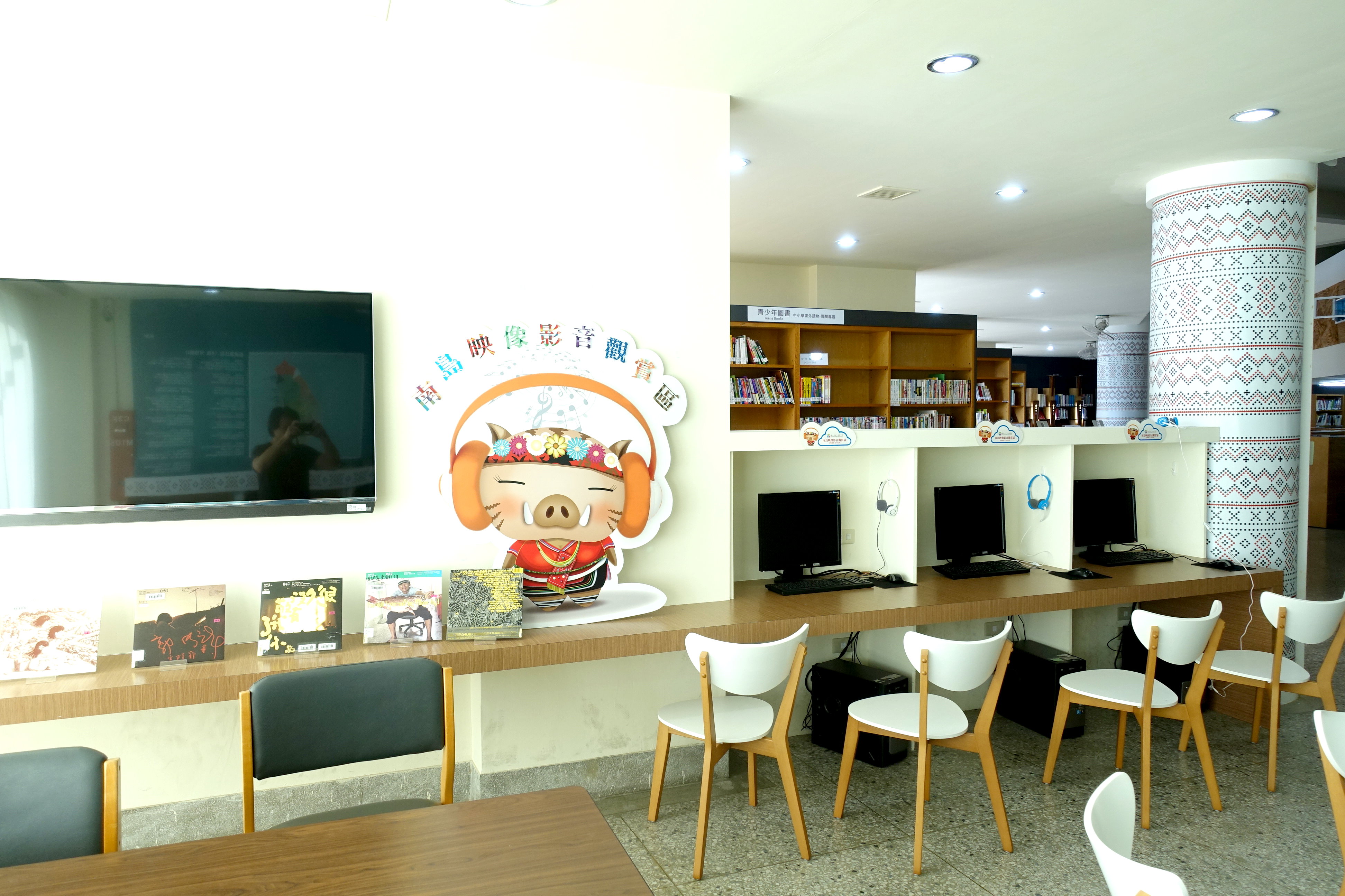 南島區電腦提供民眾上網查詢資料