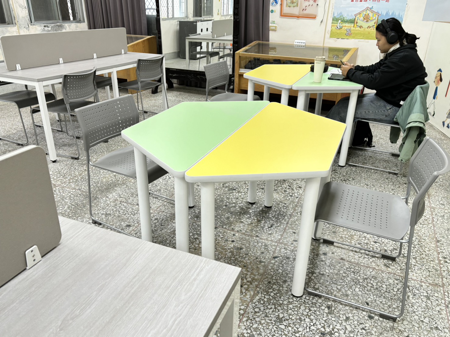 圖片:大眾閱覽造型桌椅