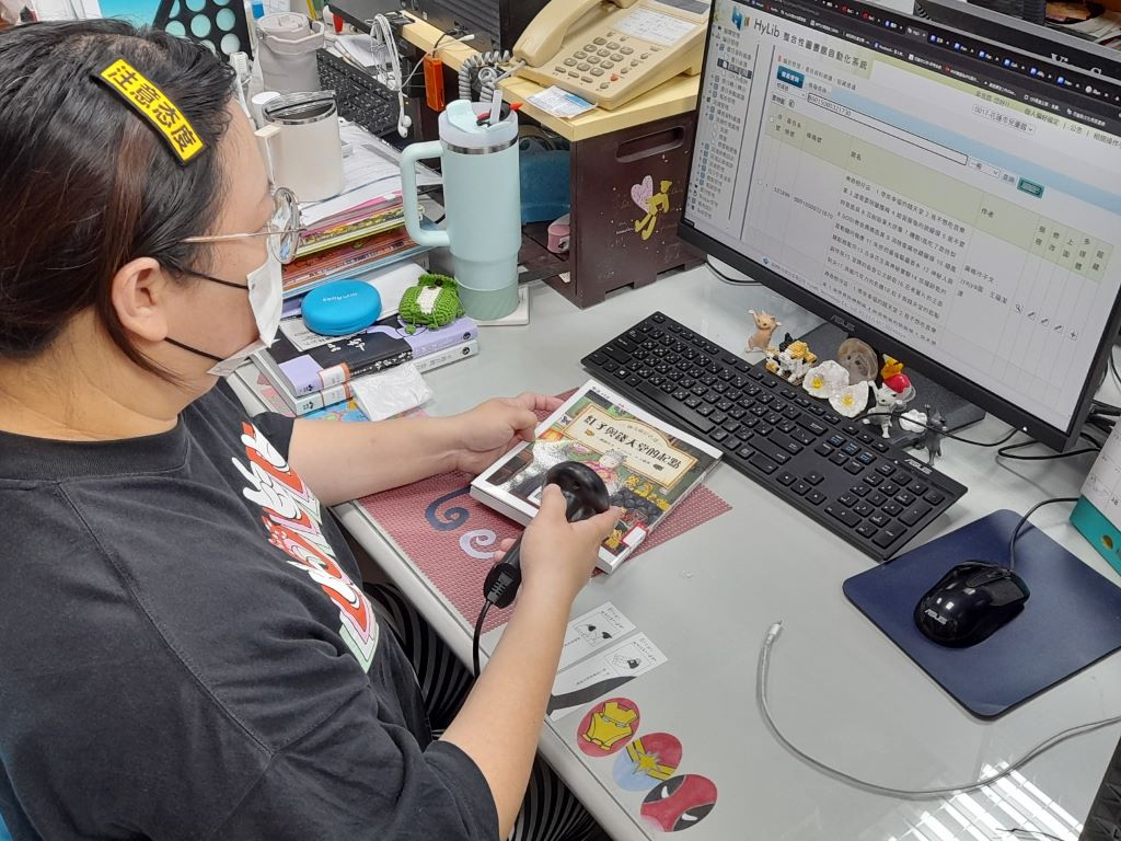 圖片:館員刷書本條碼