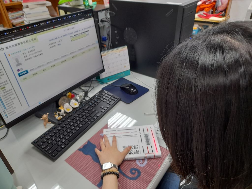 圖片:館員刷書本條碼