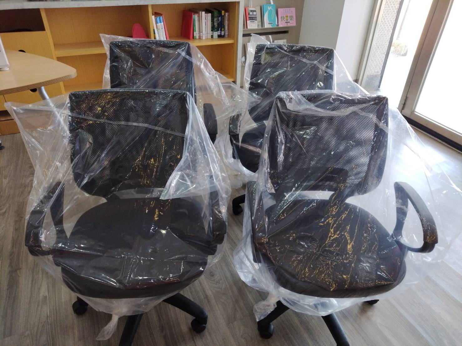 圖片:購買中背辦公椅